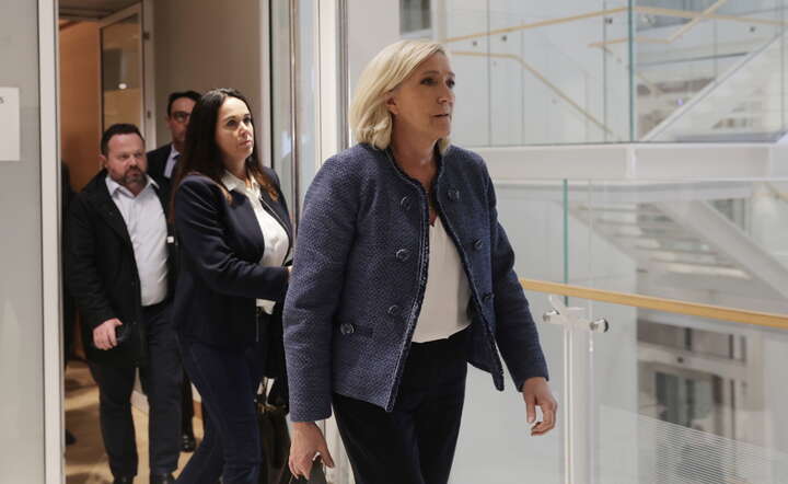 Marine LePen, lider prawicy we Francji w drodze na rozprawę  / autor: PAP/EPA/TERESA SUAREZ 