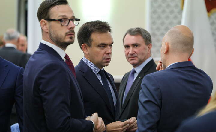 Minister finansów Andrzej Domański (3P) przed posiedzeniem rządu w KPRM w Warszawie / autor: PAP/Paweł Supernak