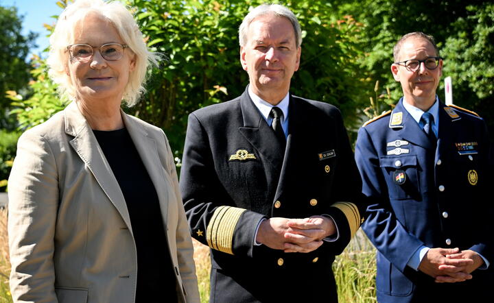 niemiecka minister obrony Christine Lambrecht, wiceadmirał dr Thomas Daum (inspektor ds. cyberbezpieczeństwa i informacji) i pułkownik Christian Pawlik / autor: fotoserwis PAP