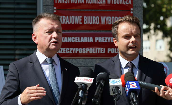 Przewodniczący KP PiS Mariusz Błaszczak oraz rzecznik PiS Rafał Bochenek (P) na konferencji prasowej przed siedzibą PKW / autor: PAP/Paweł Supernak