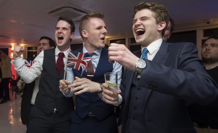 Zwolennicy Brexitu reagują na kolejne pojawiające się dane o wynikach głosowania, fot. PAP/EPA/HANNAH MCKAY 