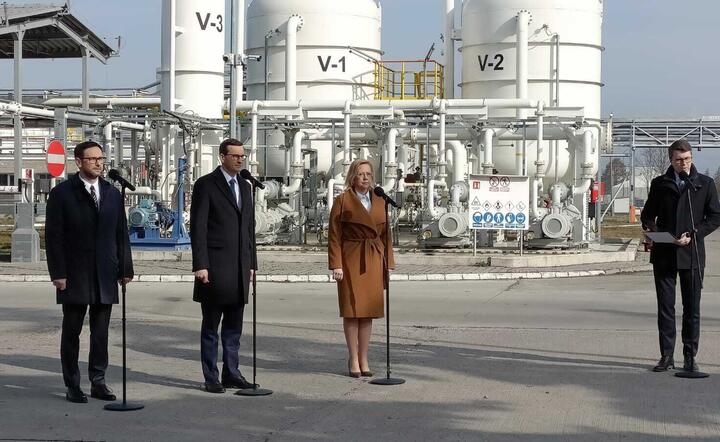 Premier Mateusz Morawiecki, prezes PKN Orlen Daniel Obajtek, minister klimatu i środowiska Anna Moskwa oraz rzecznik rządu Piotr Müller podczas konferencji prasowej w bazie magazynowej PKN Orlen w Mościskach / autor: Fratria