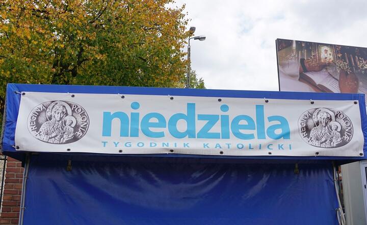 Tygodnik "Niedziela" prócz tradycyjnej papierowej formy robi się też cyfrowy / autor: Fratria