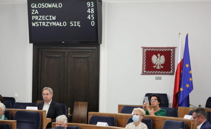  Wynik głosowania nad wnioskiem o odrzucenie ustawy podwyższającej wynagrodzenia dla samorządowców, parlamentarzystów i osób zajmujących kierownicze stanowiska w państwie, 17 bm. na sali obrad Senatu / autor:  PAP/Tomasz Gzell