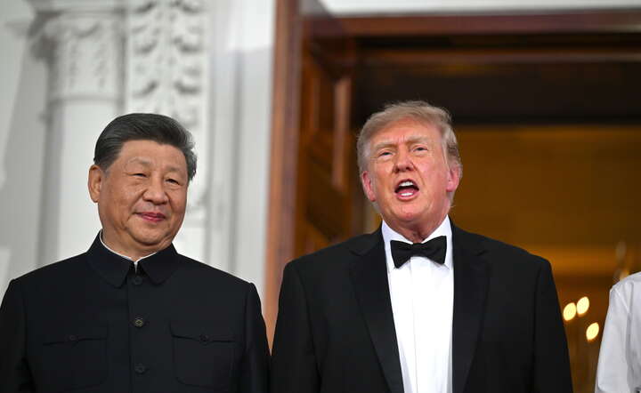 Prezydent Donald J. Trump (z prawej) wita prezydenta Chińskiej Republiki Ludowej Xi Jinpinga (z lewej) / autor: PAP