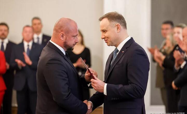 Andrzej Duda wręcza nominację Jackowi Siewierze / autor: Jakub Szymczuk/KPRP