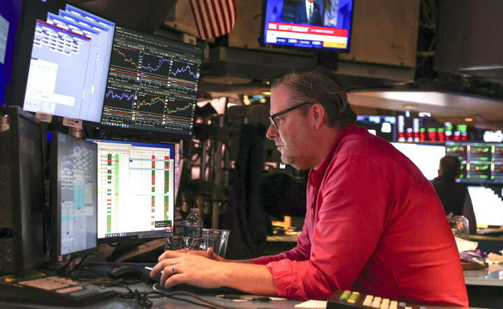 Makler na parkiecie giełdy NYSE w Nowym Jorku, 23 marca 2026 / autor: PAP/EPA/SARAH YENESEL 