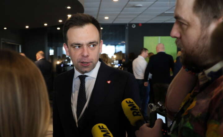 Minister finansów Andrzej Domański (C) udziela wypowiedzi dla mediów / autor: PAP/Paweł Supernak
