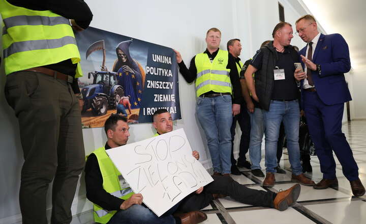 Grupa rolników okupujących Sejm w Warszawie, 9 bm. Uczestnicy protestu żądają spotkania z premierem ws. Zielonego Ładu. Obok były minister rolnictwa, poseł PiS Robert Telus / autor: PAP/Paweł Supernak 