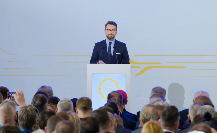 Szef sejmowej Komisji Spraw Zagranicznych Radosław Fogiel podczas otwarcia Lotniska Warszawa-Radom / autor: PAP/Mateusz Marek