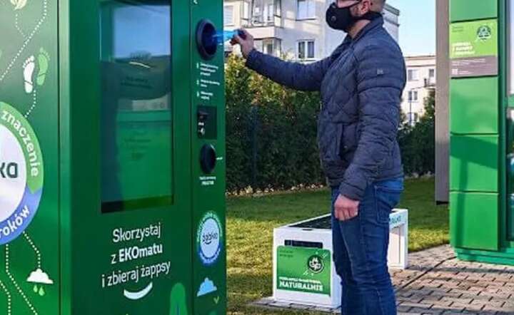 Ecomat - automat na butelki PET i puszki przed jednym ze sklepów Żabka. / autor: Żabka Polska (mat. prasowe)