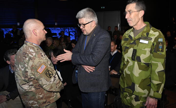 Generał armii Christopher G. Cavoli, naczelny dowódca SACEUR; Andrij Plakhotniuk, ambasador Ukrainy w Szwecji oraz generał Micael Byden, Naczelny Dowódca Szwedzkich Sił Zbrojnych / autor: EPA/PAP