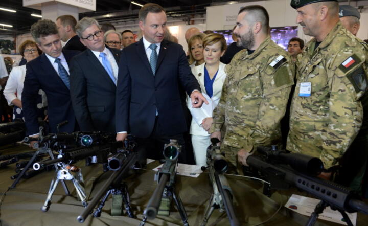  Prezydent Andrzej Duda zwiedza ekspozycję XXIV Międzynarodowego Salonu Przemysłu Obronnego, fot. PAP/Piotr Polak