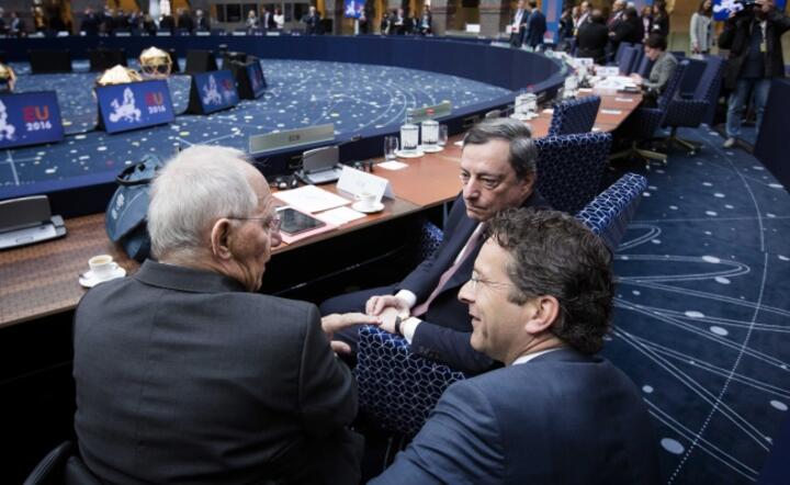 Niemiecki minister finansów Wolfgang Schaeuble, szef EBC Mario Draghi i minister finansów Holandii Jeroen Dijsselbloemna spotkaniu w Amsterdamie, fot. PAP/EPA/BART MAAT
