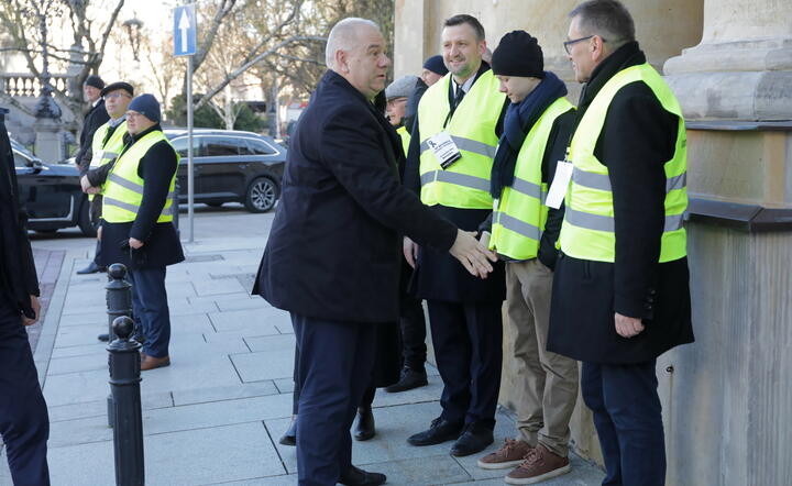 Obchody 12. rocznicy katastrofy smoleńskiej. Wicepremier, minister aktywów państwowych Jacek Sasin w drodze na poranną mszę świętą w kościele Wniebowzięcia Najświętszej Maryi Panny i św. Józefa Oblubieńca w Warszawie / autor: fotoserwis PAP