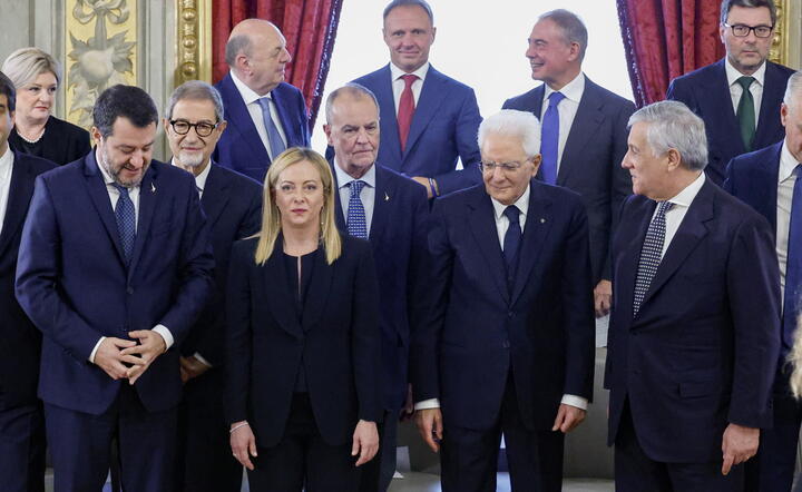 włoska premier Giorgia Meloni z czołowymi politykami Włoch, pierwszy od lewej minister infrastruktury Matteo Salvini / autor: fotoserwis PAP