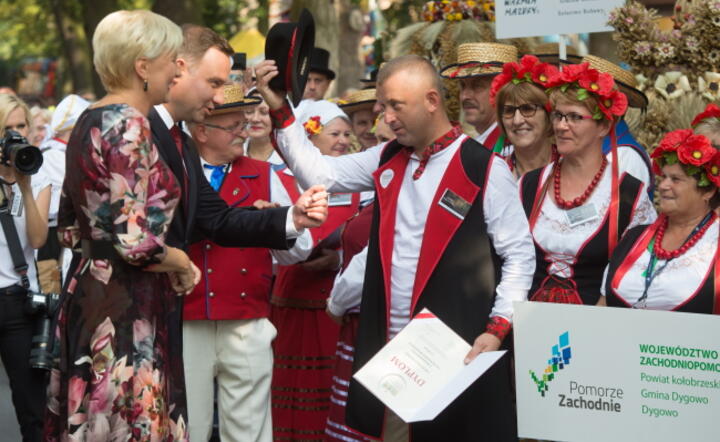 Prezydent RP Andrzej Duda z małżonką Agatą Kornhauser-Dudą podczas Dożynek Prezydenckich w Spale, fot. PAP/Grzegorz Michałowski