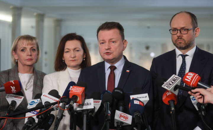 Posłowie PiS: Ewa Leniart (2L), Mariusz Błaszczak (2P), Marcin Przydacz (P), Anna Kwiecień (L) podczas konferencji prasowej  / autor: PAP/ Leszek Szymański
