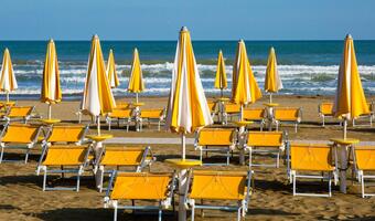 Oferowali leżaki na plażach. Zatrzymano 20 osób