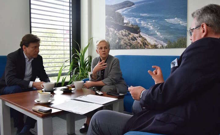 Beata Daszyńska-Muzyczka (C), była prezes BGK, była ambasador prezydenta RP ds. Inicjatywy Trójmorza, prezes Three Seas Business Council, oraz Paweł Nierada (L), starszy doradca i współzałożyciel TSBC, były pierwszy wiceprezes BGK w rozmowie z red. Maciejem Wośko (P) / autor: Fratria / Andrzej Skwarczyński