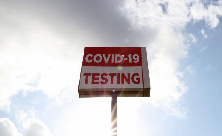 Tablica informująca o testach na Covid-19 / autor: PAP/EPA/AARON M. SPRECHER