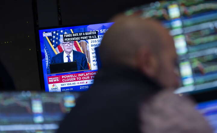 Makler na Wall Street obserwujący konferencję prasową szefa Rezerwy Federalnej Jerome Powella / autor: PAP/EPA/Justin Lane
