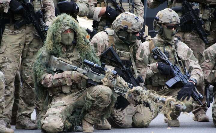 Żołnierze sił specjalnych z JW GROM w wyposażeniu bojowym / autor: Fratria / MK