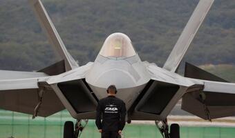 Niezidentyfikowany obiekt nad Kanadą! F-22 Raptor w akcji