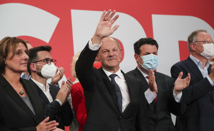 Olaf Scholz i politycy SPD / autor: PAP/EPA/FOCKE STRANGMANN