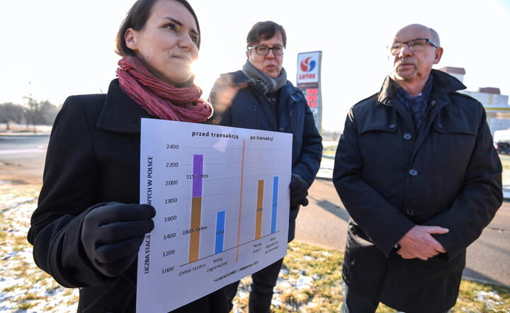  Posłowie KO Agnieszka Pomaska (L) i Tadeusz Aziewicz (C) oraz europoseł Janusz Lewandowski (P) podczas konferencji prasowej pt. „W czyje ręce wpadnie Lotos?” / autor: PAP