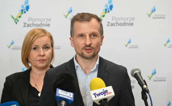  Wiceminister klimatu i środowiska Mikołaj Dorożała (P) oraz posłanka KO Magdalena Filiks (L) podczas konferencji prasowej  / autor: PAP/Marcin Bielecki