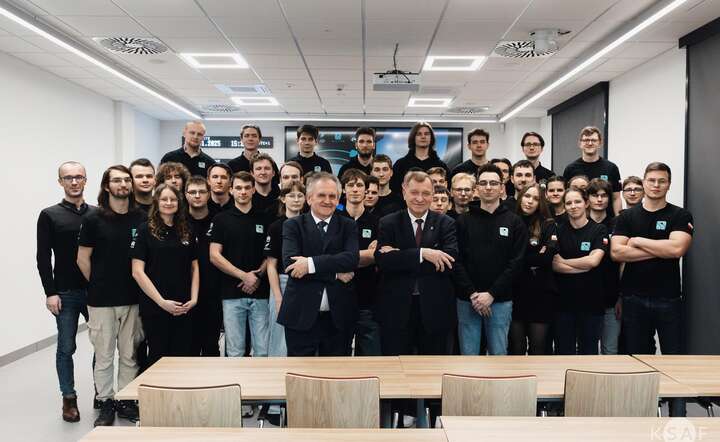 Prof. Jerzy Lis, Rektor AGH (C-P) i prof. Tadeusz Uhl (C-L), dziekan nowej jednostki wraz ze studentami z działającego na Wydziale Technologii Kosmicznych koła naukowego / autor: materiały prasowe AGH