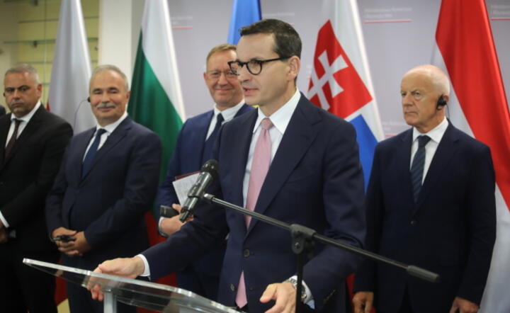 Premier Mateusz Morawiecki, minister rolnictwa i rozwoju wsi Robert Telus (C) oraz ministrowie rolnictwa i rozwoju wsi Rumunii Florin-Ionut Barbu (L), Słowacji Jozef Bires (P) i Węgier Istvan Nagy (2L) podczas konferencji prasowej po spotkaniu w siedzibie Ministerstwa Rolnictwa i Rozwoju Wsi w Warszawie / autor: PAP/Albert Zawada