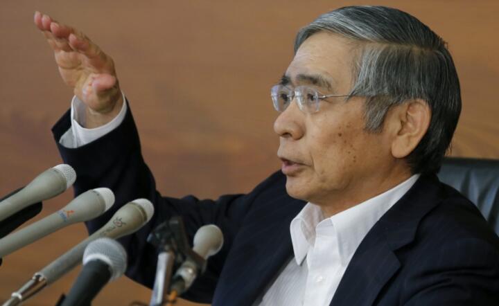 Prezes Banku Japonii Haruhiko Kuroda na konferencji po dwudniowym posiedzeniu zarządu BoJ, fot. PAP/ EPA/KIMIMASA MAYAMA