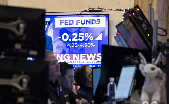 Informacja o decyzji Fed o obniżce stóp była wiadomością dnia na Wall Street / autor: PAP/EPA/Justin Lane