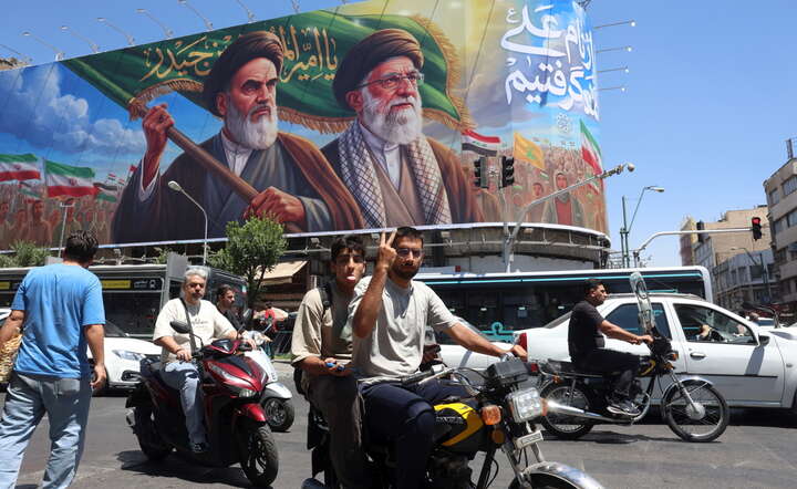 Irańczycy na ulicach Teheranu pokazują znak zwycięstwa po ogłoszeniu porozumienia USA-Iran, 15 czerwca 2026 / autor: PAP/EPA/ABEDIN TAHERKENAREH