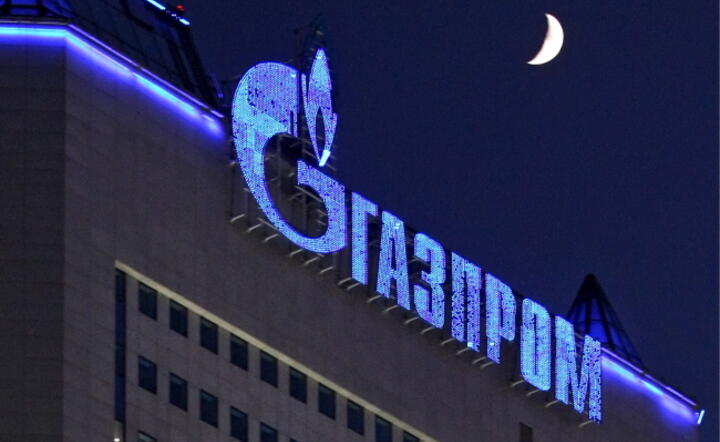 Logo rosyjskiej firmy gazowej Gazprom podświetlone na centrali Gazpromu w Moskwie, (ponowne wydanie 28 lutego 2022   / autor: PAP/EPA/SERGEI ILNITSKY