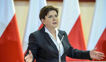Ekonomiści o roku rządów PiS: duży plus dla programu 500+; krytyka obniżenia wieku emerytalnego