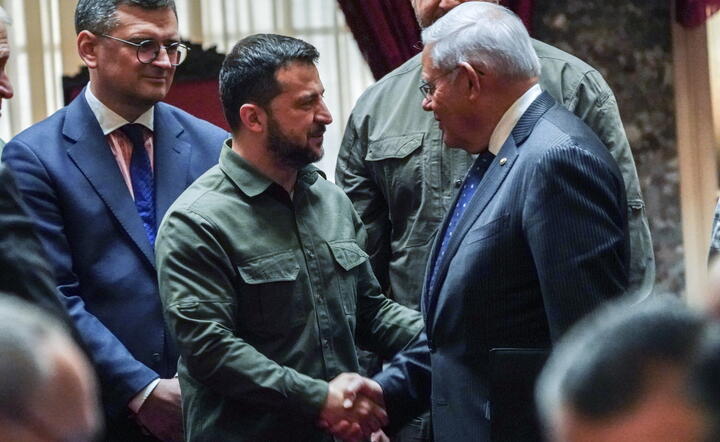 Wołodymyr Zełenski ściska dłoń demokratycznemu senatorowi z New Jersey Bobowi Menendezowi, oskarżonemu o łapówkarstwo i oszustwo / autor: EPA/PAP 25.09.2023
