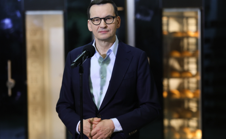 Premier Mateusz Morawiecki podczas wizyty w piekarni "Żytnia" w Dąbrówce, 2 bm.  / autor: PAP/Rafał Guz