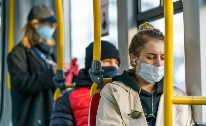 COVID-19 wraca? „Za wcześnie na  obostrzenia”