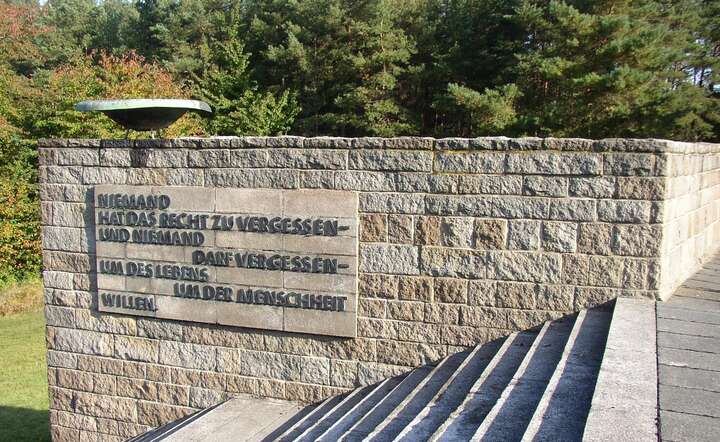 Tablica pamiątkowa upamiętniająca więźniów  obozu Langenstein-Zwieberge  / autor: Von Doris Antony, Berlin - Eigenes Werk, CC BY-SA 3.0, https://commons.wikimedia.org/w/index.php?curid=4917010
