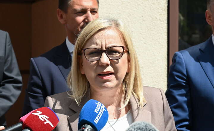 inister klimatu i środowiska Paulina Hennig-Kloska (C) podczas briefingu prasowego przed siedzibą Sejmiku Województwa Zachodniopomorskiego w Szczecinie / autor: PAP/Marcin Bielecki