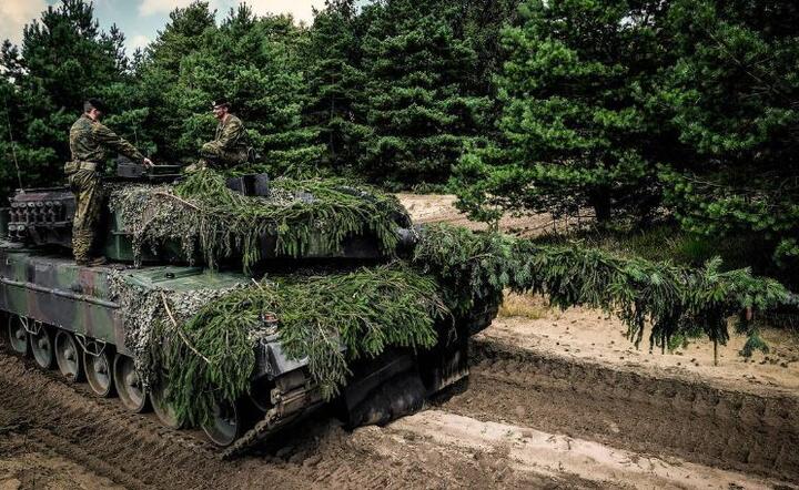 Czołg Leopard 2 na poligonie  / autor: PAP/EPA/SASCHA STEINBACH 