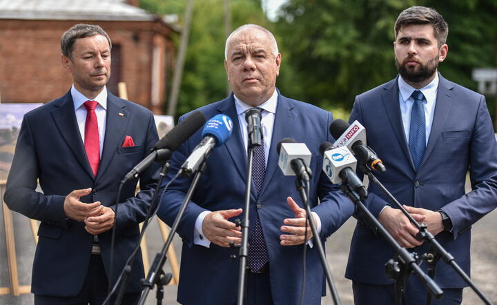 Jacek Sasin, Ryszard Madziar, Jakub Banaszek / autor: PAP/Wojtek Jargiło