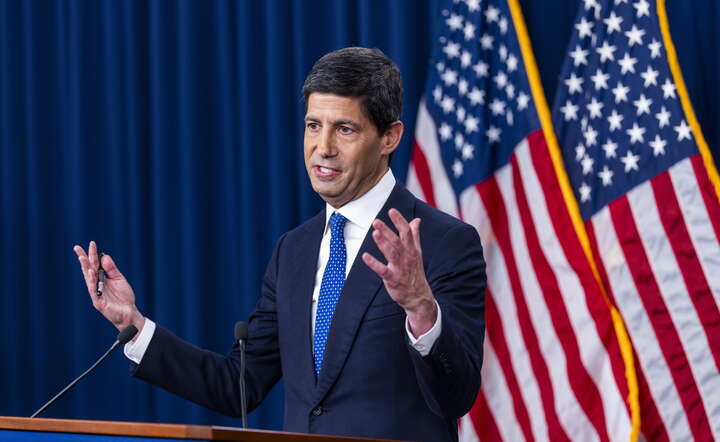 Prezes Rezerwy Federalnej Kevin Warsh na konferencji po posiedzeniu, na którym zapadła decyzja o podwyżce stóp / autor: PAP/EPA/JIM LO SCALZO