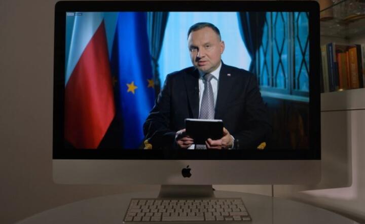 Prezydent RP Andrzej Duda podczas sesji pytań i odpowiedzi - Q&A, zorganizowanej na profilu kampanijnym głowy państwa na Facebooku, oglądanej w jednym z mieszkań w Warszawie.  / autor: PAP/Mateusz Marek