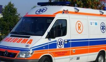 Lekarz i pielęgniarka oskarżeni: Pacjent, który wypadł z karetki, zmarł