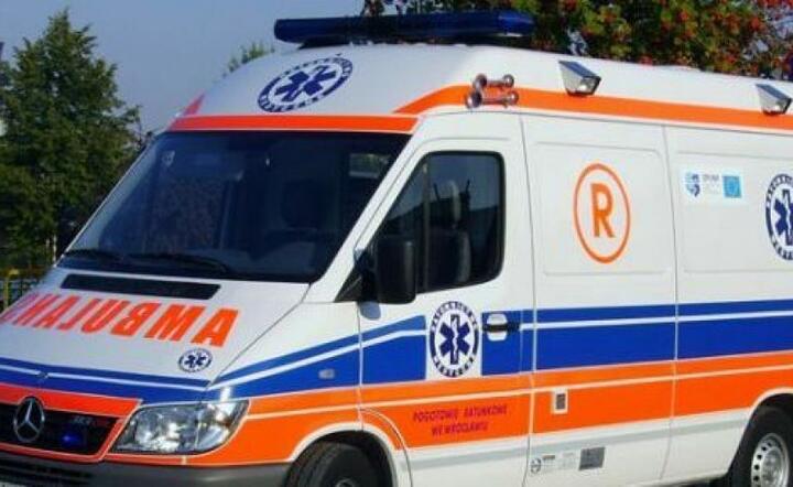 Lekarz i pielęgniarka oskarżeni: Pacjent, który wypadł z karetki, zmarł