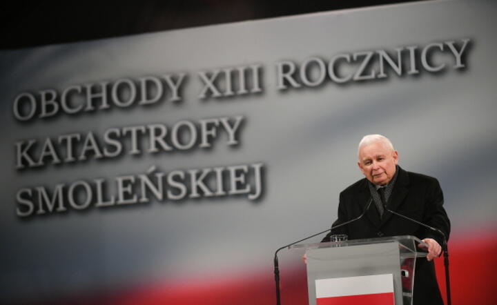Prezes PiS Jarosław Kaczyński przemawia podczas wieczornego Apelu Pamięci przed Pałacem Prezydenckim w Warszawie / autor: PAP/ Marcin Obara